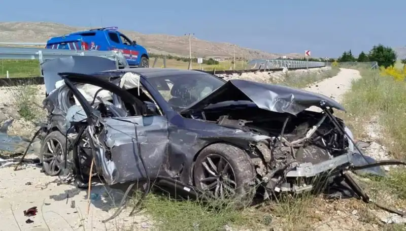 Sivas'ta İki Ayrı Trafik Kazası: 9 Yaralı, Kazaların Detayları Şok Edici!