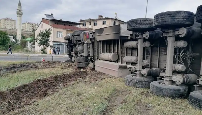Erzurum’da Freni Boşalan TIR, Korkunç Bir Kazaya Neden Oldu