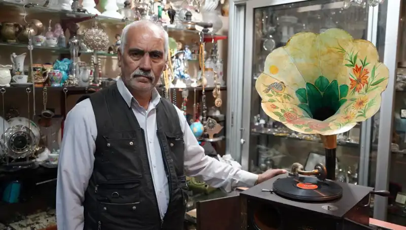 44 Yıllık Antikacılık: Asırlık Gramofonlara Sevgiyle Bakıyor