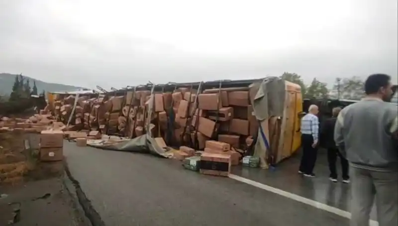 TEM Otoyolu'nda TIR Devrildi: Ankara Yolu Trafiğe Kapandı, Sürücüler Dikkat!