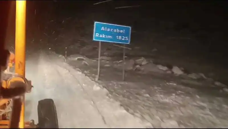 Antalya'da Beklenmedik Kar Sürprizi: Tatil Cennetinde Kış Keyfi