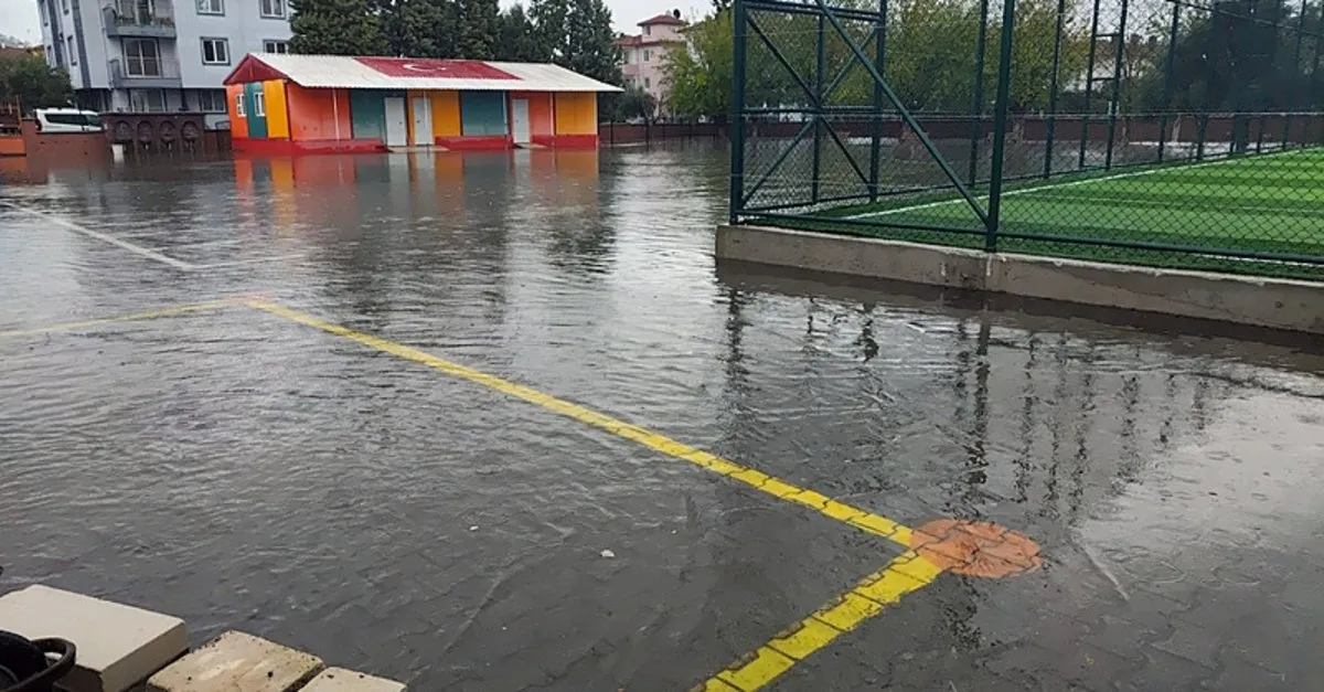 Ortaca Şiddetli Yağışın Etkisi Altında: Sokaklar Su Altında Kaldı, Hayat Felç Oldu