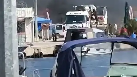 Tuzla'daki Balıkçı Barınağında Korkutan Lastik Yangını: Detaylar Ortaya Çıktı