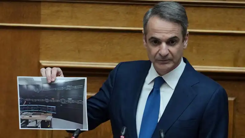 Yunanistan'da Siyasi Kriz: Miçotakis Hükümeti Protestolar Sonrası Çekiliyor!