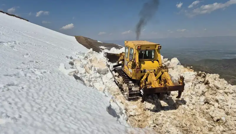 Nisan Ayında Yaşanan 2 Metrelik Kar, Yol Açma Çalışmalarını Zorlaştırdı