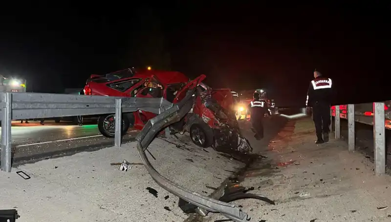 Bariyerlere Çarpan Otomobilin Korkunç Sonucu: 2 Hayat Kaybı!