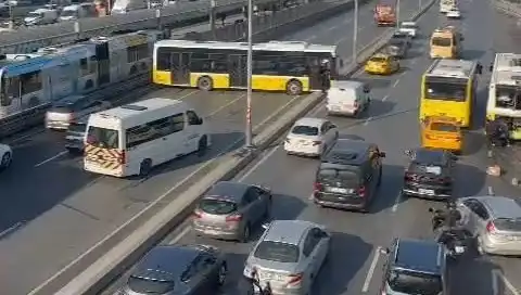 İETT Otobüsüyle Gerçekleşen Kazada Trafik Kilitlendi!