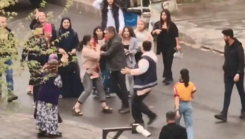Adliye Önünde Sarsıcı Kavga: Tekme ve Yumruklar Havada Uçuştu!