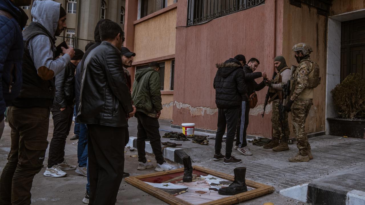 Suriye'de rejim unsurları silahlarını teslim ediyor