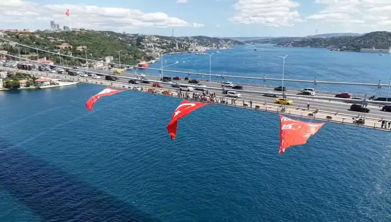 D dünyanın Dört Bir Yanından İlgi Çeken Dev Türk Bayrağı Köprüye Asıldı!