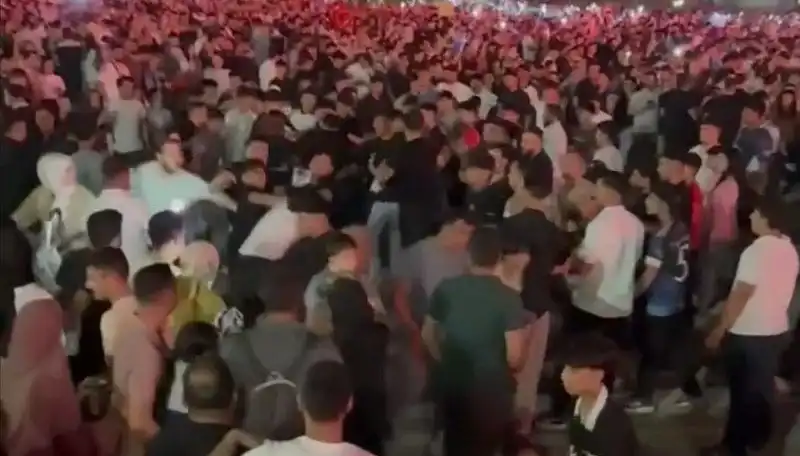 Müziğin Ortasında Kan Döküldü: Konserde Bıçaklı Kavga!