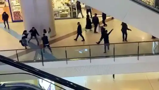 İstanbul'daki AVM'de Yaşanan Kavga Olayları Şok Etti!