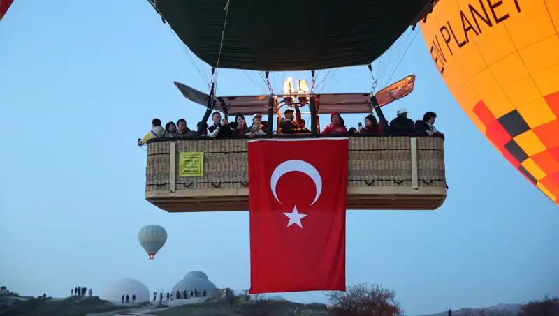 Kapadokya'nın Gökyüzü Türk Bayraklarıyla Dolaştı: 23 Nisan Coşkusu