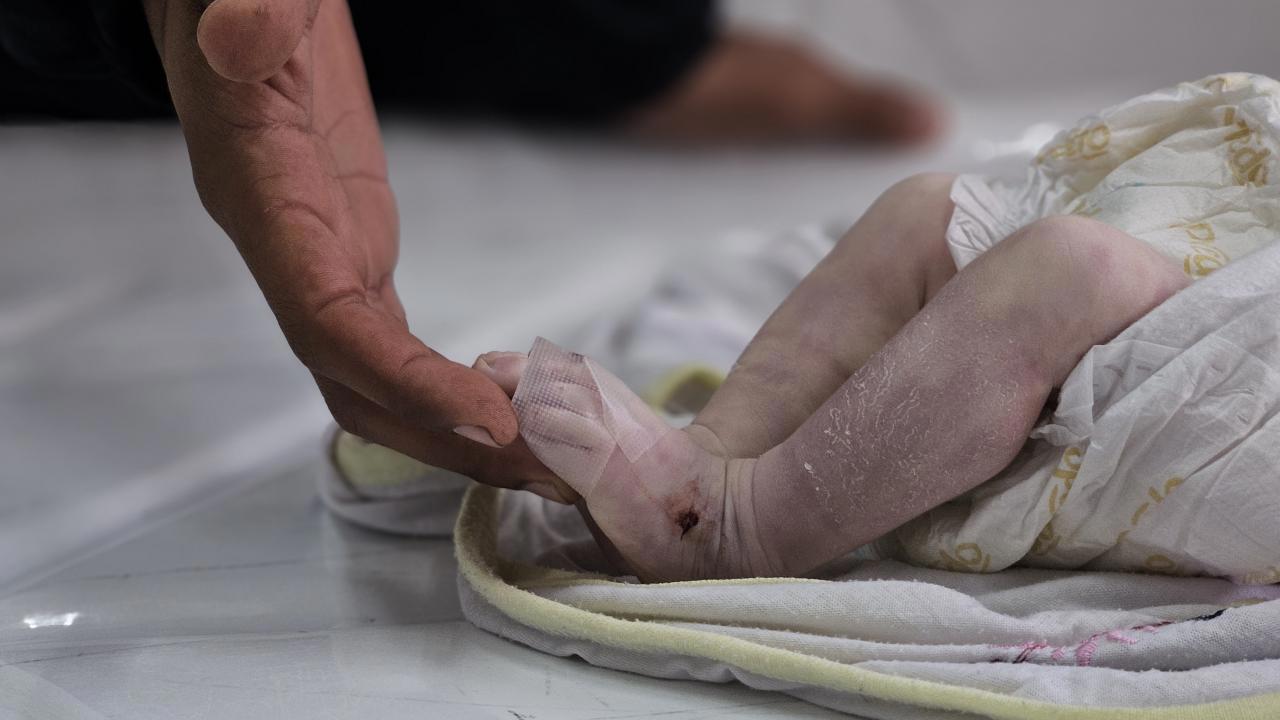 Gazze'de Soğuktan Ölen Çocuklar İçin Aileler Nöbette