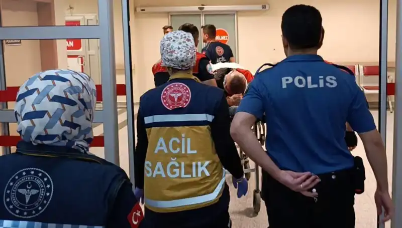 Kaza Sonrası Panik! Polis Ekiplerinin İlgisi İki Yaralıyı Korkuttu